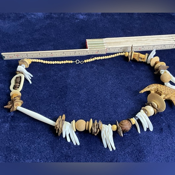 Primitive Carved Wood And Shell African Safari Animal Necklace - Picture 5 of 8